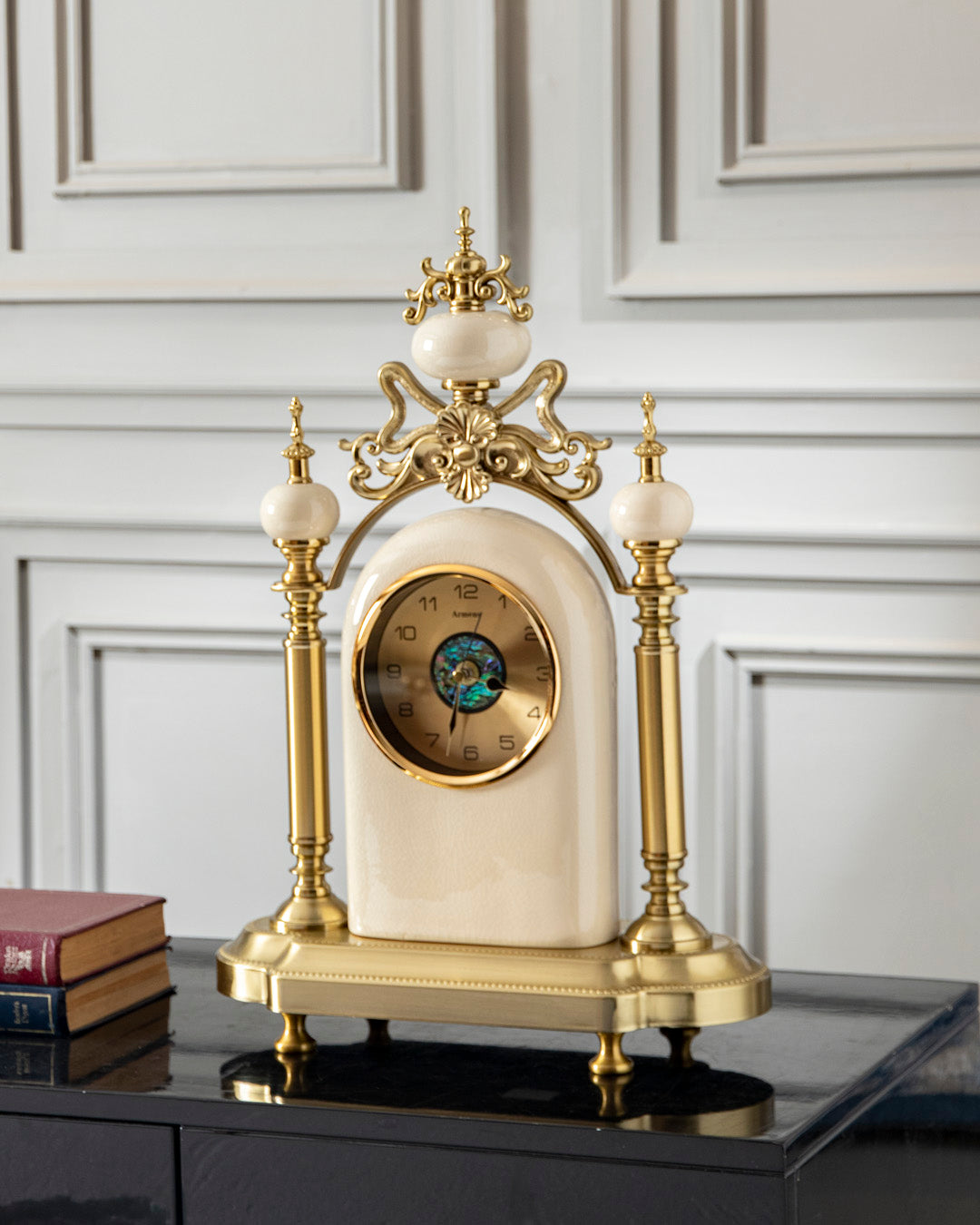 Aristocrat‚Äö√Ñ√¥s Heirloom Table Top Clock