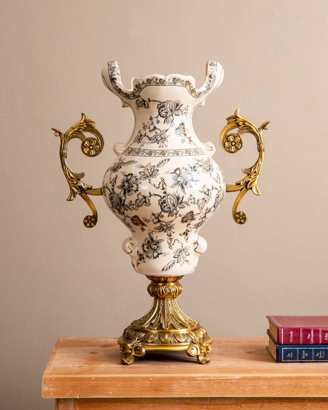 'Royal Noir' Victorian Ornamental Vase
