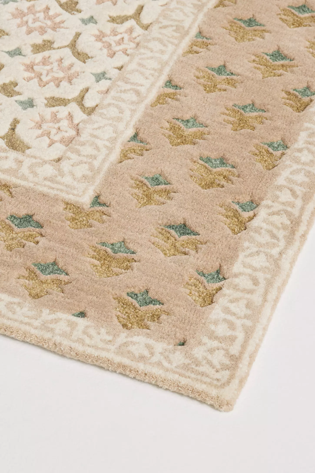 Greige woolen Hand Tufted Carpet