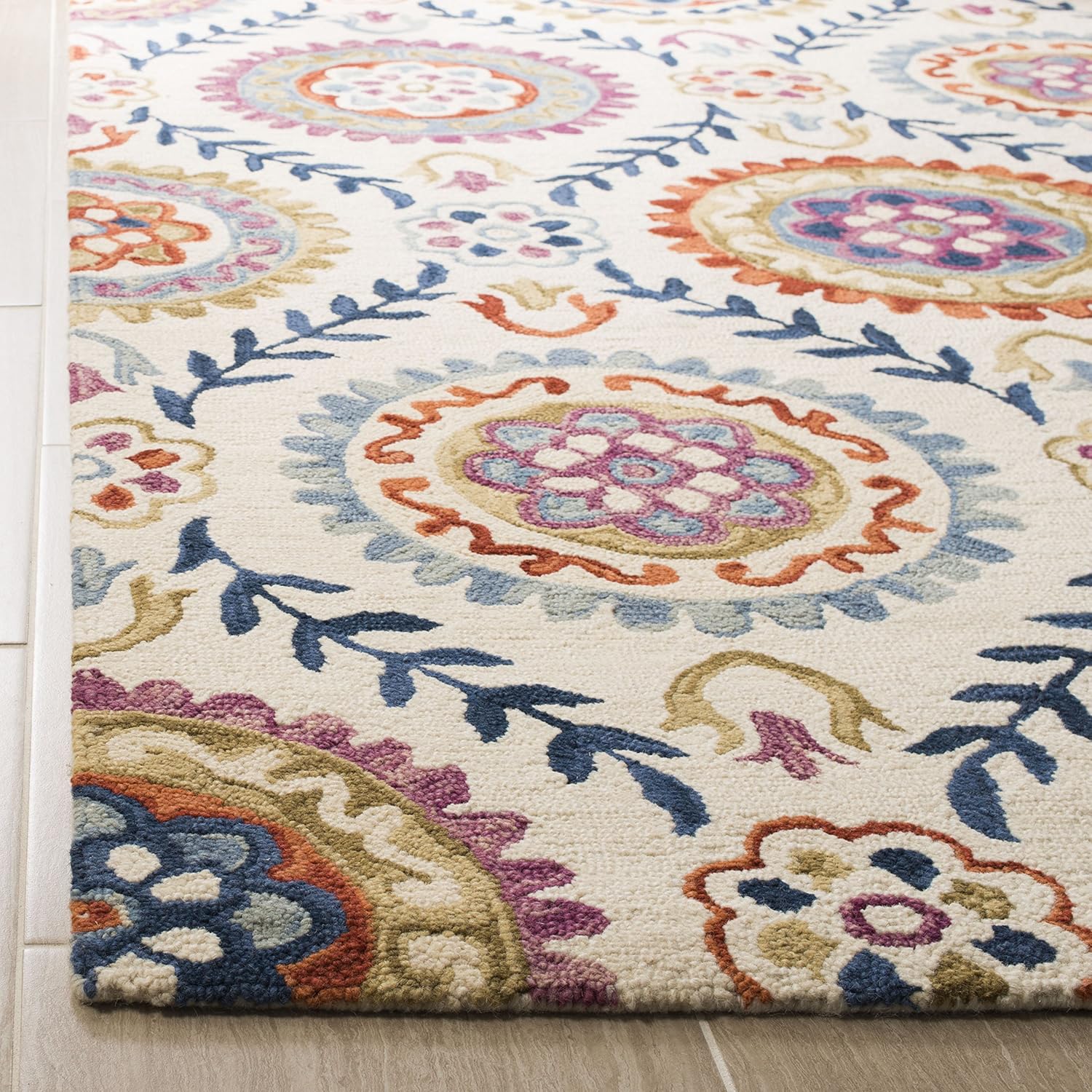 Farashat White woolen Hand Tufted Carpet